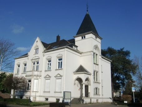 Grefrath : Johannes-Girmes-Straße, Ortsteil Oedt, ehem. Fabrikanten Villa Girmes, heute ist dort das Heimatmuseum untergebracht.